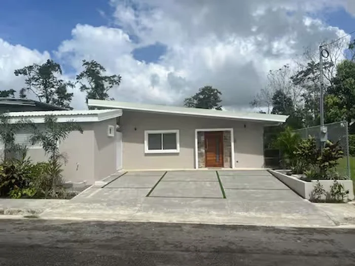 Casa modelo Trapiche — estilo tropical con teja y patios interiores en San Carlos
