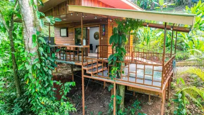 Cabaña de alquiler turístico construida por ConstruHomesCR en La Fortuna como inversión inmobiliaria